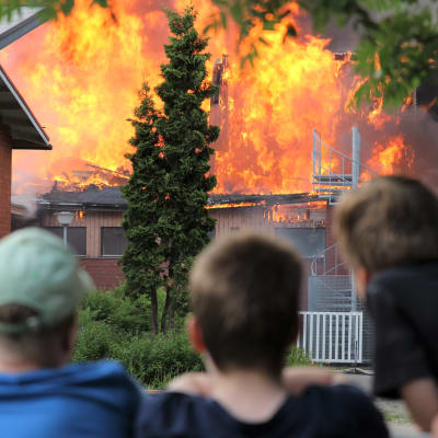 Nuoret pojat seuraavat Mikkelin Tuppuralan tulipaloa.