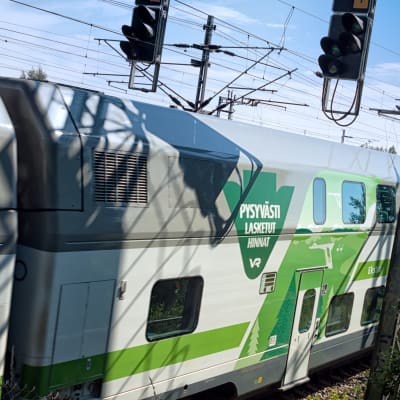 Intercitytåg i vitt och grönt.