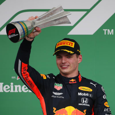 Verstappen med en pokal i handen.