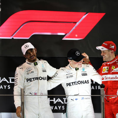 Den nya logotypen sågs i bakgrunden av podiet där Lewis Hamilton, Valtteri Bottas och Sebastian Vettel firade.