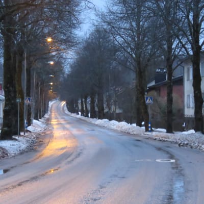 Karisvägen i Landsbro i Karis en tidig morgon i januari. Just ingen snö, däremot grått och vått.