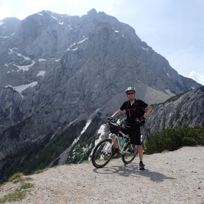 Kaj Arnö cyklar igenom Slovenien. Bergslandskap i bakgrunden.