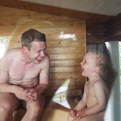 Tyttärenpoikani Oskar ja vävyni John kesämökin saunassa - yhteinen onni on sanoinkuvaamaton!