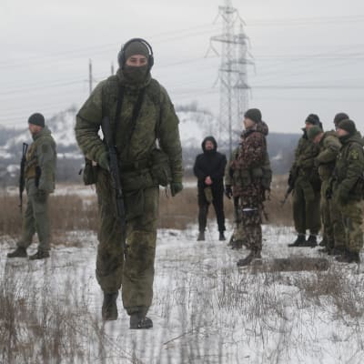 Proryska soldater vid en övning på en åker. 