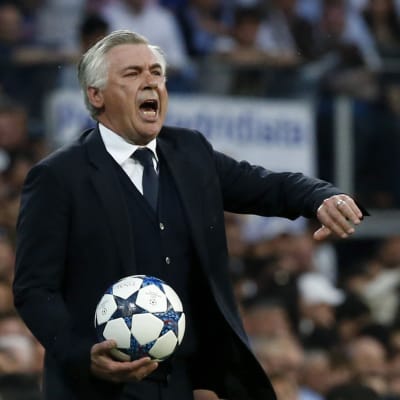 Carlo Ancelotti med en boll i handen.