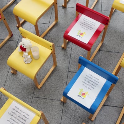Små gula, röda och blå stolar som symboliserar de barn och unga som under året fått cancer och de som dött av cancer.