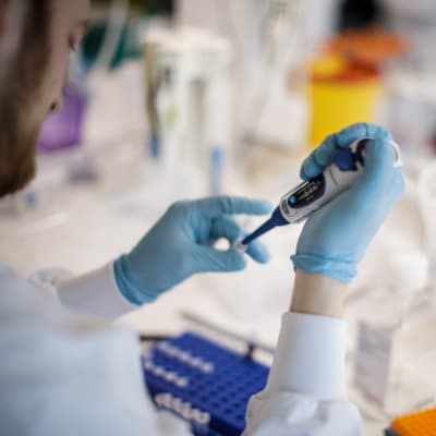 En dansk forskare använder instrument i ett laboratorium när han jobbar med att utveckla ett vaccin mot covid-19.