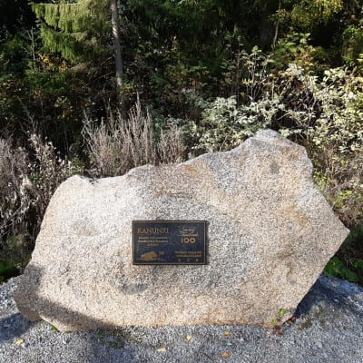 Kivi, jossa on muistolaatta.