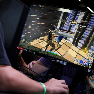 Mies pelaa Fortnite-peliä Kölnissä elokuussa 2019. 