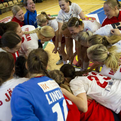 HIFK firar segern i den fjärde handbollsfinalen våren 2019.