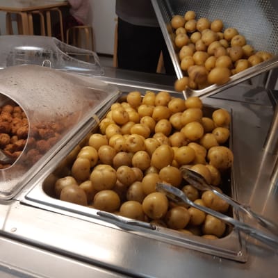 Potatis hälls upp i en skolmatsal.