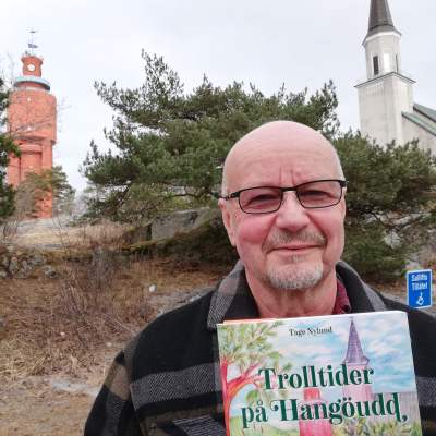 En författare håller upp sin debutbok om Hangös historia.
