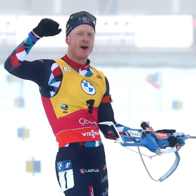 Johannes Thingnes Bö tuuletti ampumpaikalla takaa-ajossa.