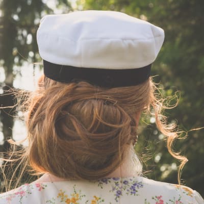 Nuori nainen ylioppilaslakki päässään