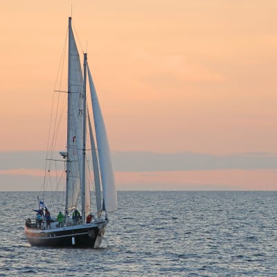 Bild på en segelbåt i solnedgången.