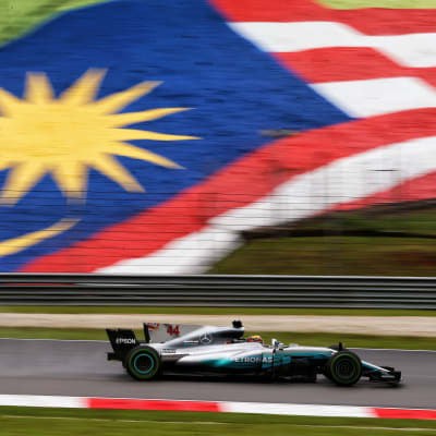 Lewis Hamilton framför Malaysias flagga.