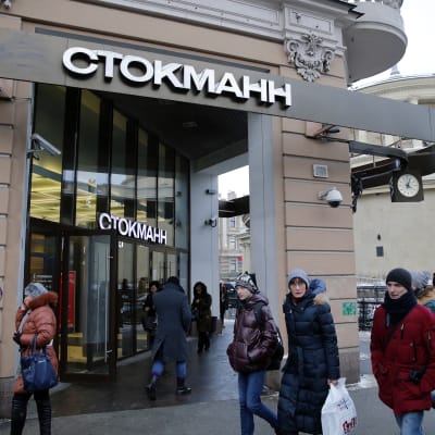 Människor passerar Stockmanns köpcenter i Sankt Petersburg i januari 2016.