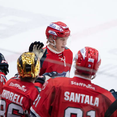 Anton Lundell firar ett mål