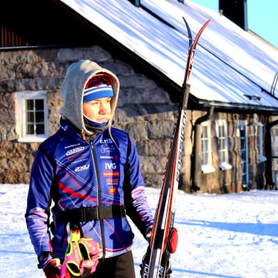 Rebecca Ehrnrootj står med skidorna i handen.
