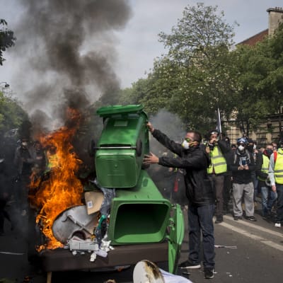 En del demonstranter byggde barrikader och stack saker i brand under förstamajtåget i Paris 2019.