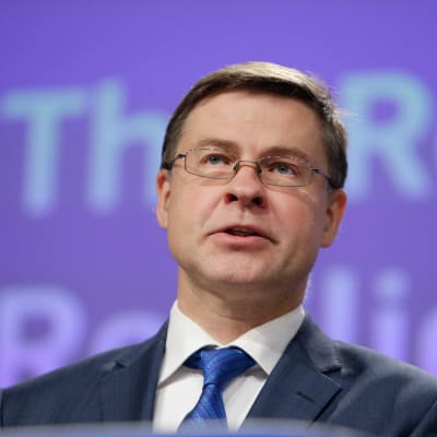 Valdis Dombrovskis i kostym.