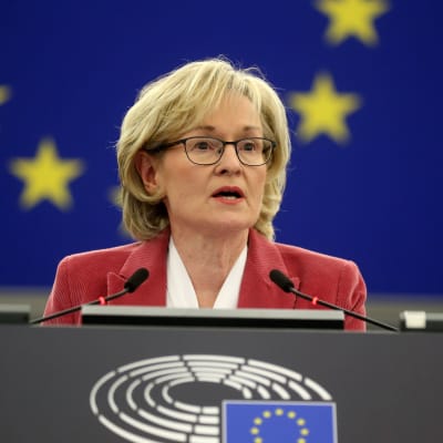 Mairead McGuinness leder ordet i EU-parlamentet. Hon är en kvinna i medelådern med ljust hår. 