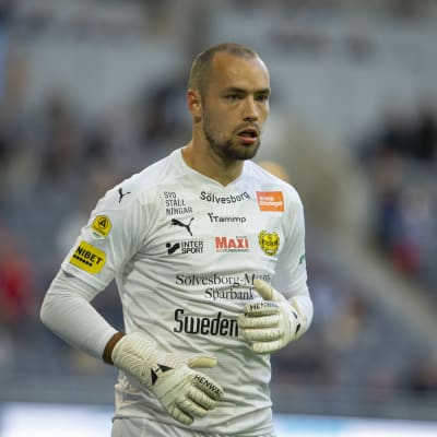 Carljohan Eriksson spelar fotboll.