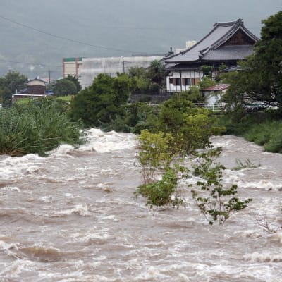 Översvämning, stora vattenmassor nära bebyggelse i Japan.