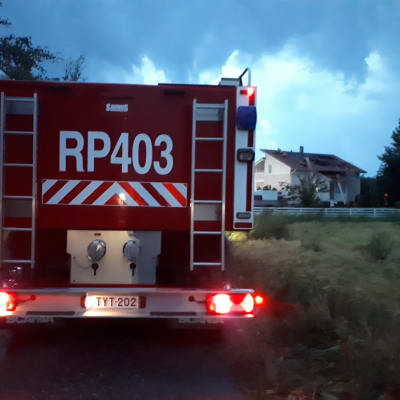 En brandbil utanför ett brandhärjat hus i Smedsby i Korsholm.