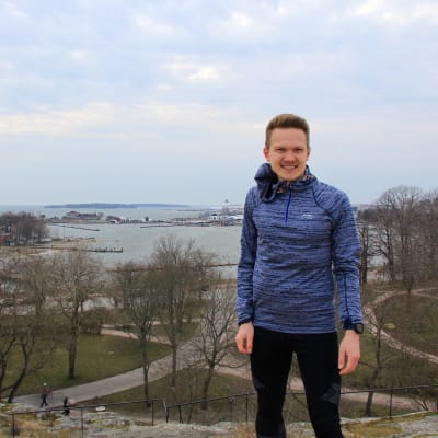 Oscar Holmström i Brunnsparken i Helsingfors. 