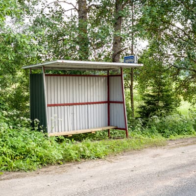 Bussipysäkki maaseudulla