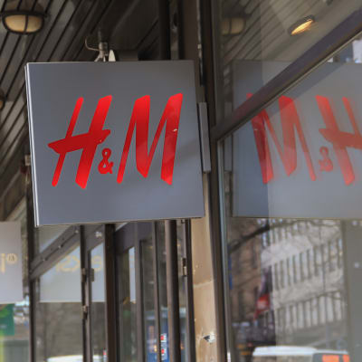 H&M-skylt utanför affär.