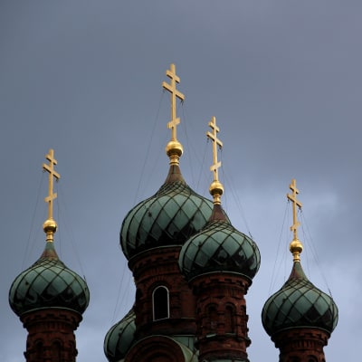 Kupoler och kors på ortodox kyrka.
