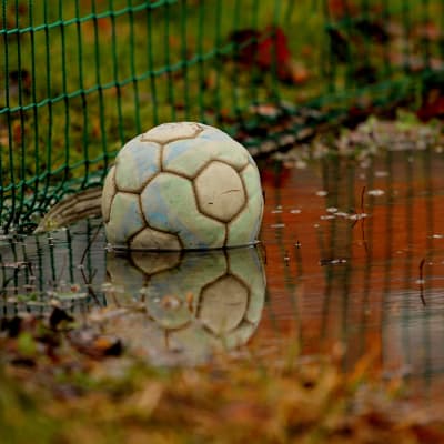 Fotboll i vattenpöl