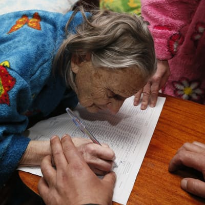 Äldre dam i vallokal i Belogorsk utanför Simferopol på söndagen