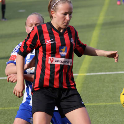 Heidi Kivelä skyddar bollen för PK-35 mot HJK.