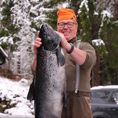 Jokke Pekkola ja kalajättiläinen.
