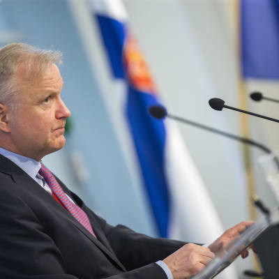 Näringsminister Olli Rehn (C) på regeringens presskonferens på tisdagen.