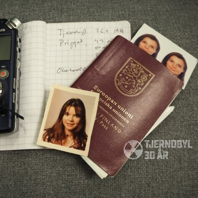 Bandspelare, pass och passfoton, ett anteckningblock.