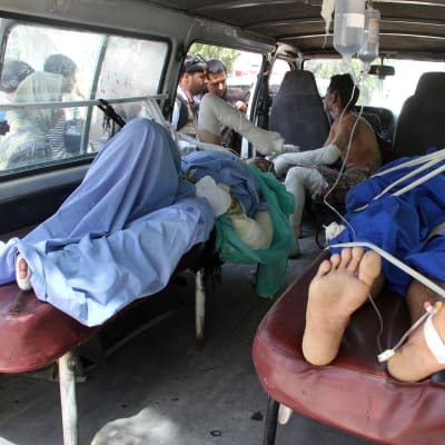 Valtava liikenneonnettomuus Afganistanissa. Kuvassa loukkaantuneita kuljetetaan sairaalaan.