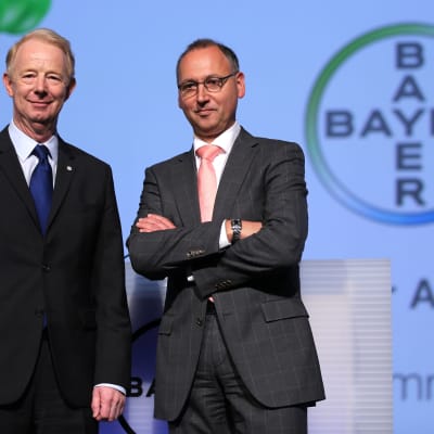 Bayers avgående styrelseordförande Marijn Dekkers  och hans efterträdare Werner Baumann under bolagsstämman i Köln den 29 april 2016.