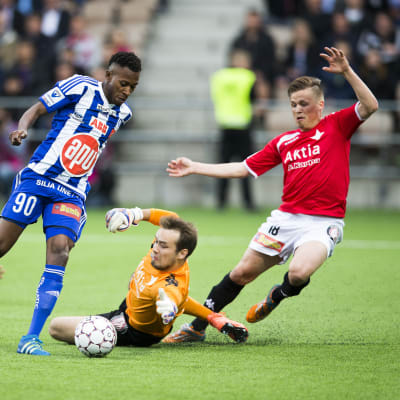 HIFK-målvakten Carl-Johan Eriksson försöker tillsammans med lagkamraten Matias Hänninen få stopp på HJK:s Nnamdi Oduamadi.