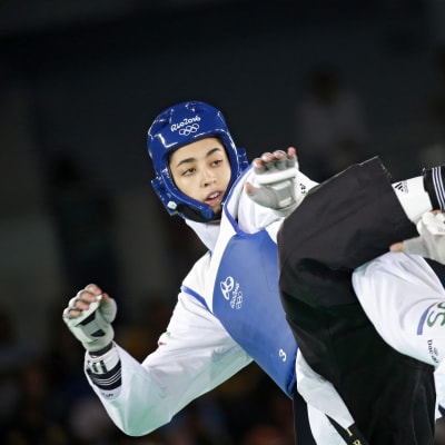 Sinisessa otteleva Kimia Alizadeh Zenoorin teki Iranille olympiahistoriaa kaataessaan Ruotsin Nikita Glasnovicin naisten 57-kiloisten pronssiotteluss Riossa.