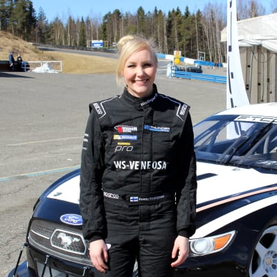 Emma Kimiläinen och hennes V8 Thunder Ford Mustang.