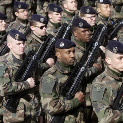 Franska Natosoldater under en parad i Tapa i Estland.