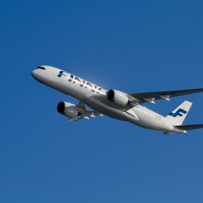 Finnairs Airbus A350 flygande med blå himmel i bakgrunden. 