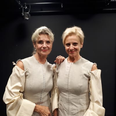Stina och Ylva Ekblad står bredvid varandra