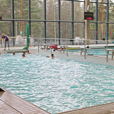 cygnaeus skolan får simundervisning november 2015, Kristina Ifström simlärare