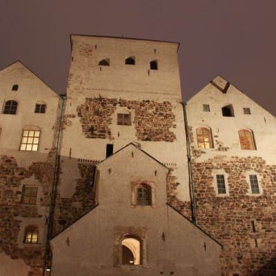 Åbo slott i kvällsbelysning.