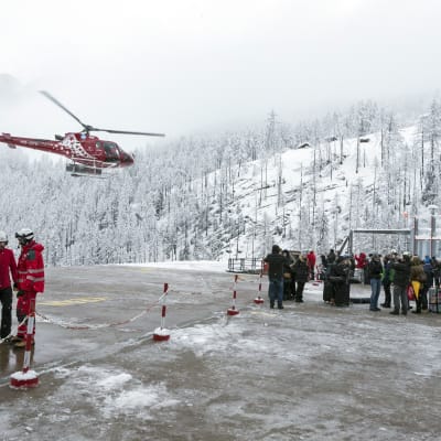 Människor förs med helikopter till Raron på grund av lavinfara. 